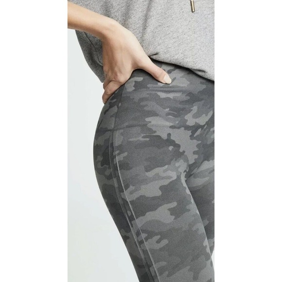NEW Women’s Spanx leggings Look at Me Now‎ Gray Camo Seamless High Rise Sz Large - Picture 1 of 5